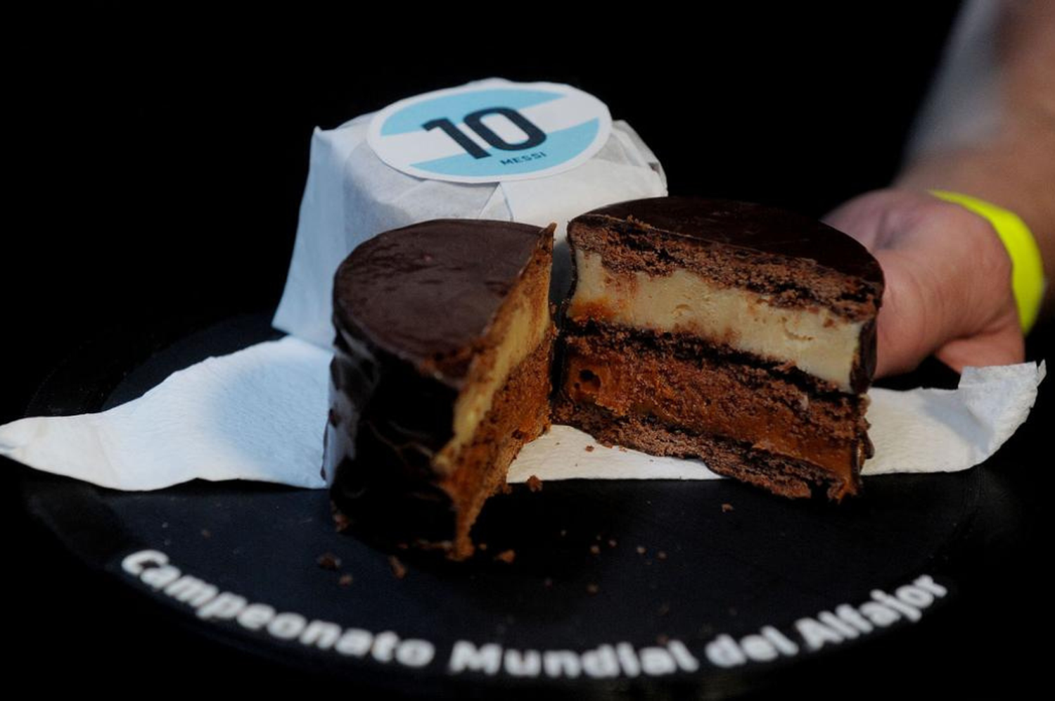 Un alfajor triple de dulce de leche argentino en lo más alto del podio