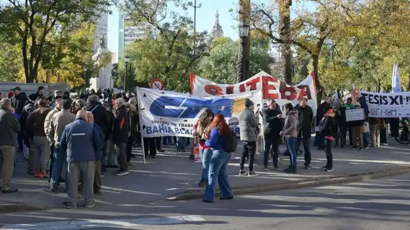 La protesta fue frente al Concejo Deliberante hasta el Municipio y sumó voces de distintos espacios políticos y sociales. Foto: La Nueva