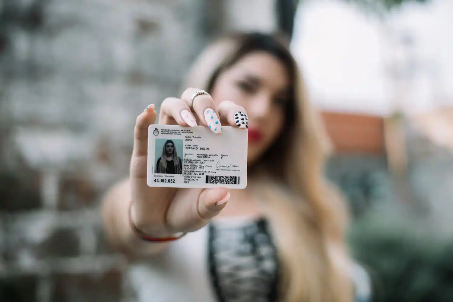 Aceptarnos tal cual somos, el mensaje de Esperanza tras recibir su DNI 