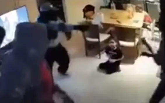 Video: delante de su sobrino de 5 años, se enfrentó a ladrones armados 