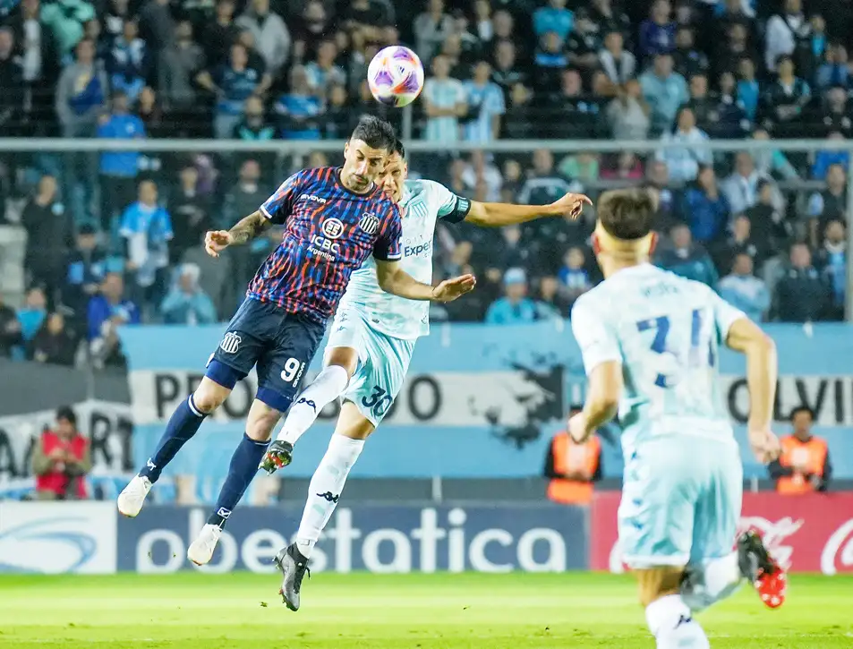 Duelo aéreo entre Santos y Sigali.