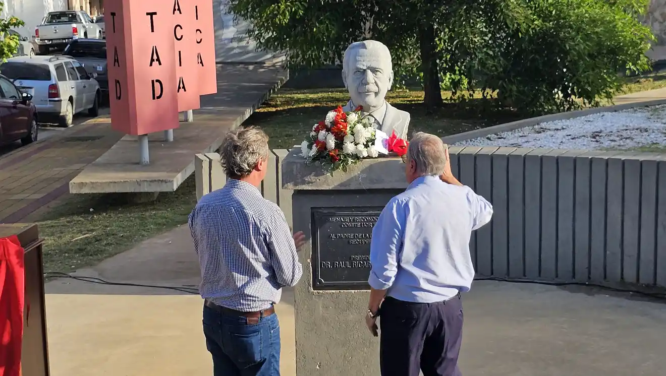 Juan Pablo Frolik y Miguel Lunghi colocaron flores en el busto de Alfonsín.