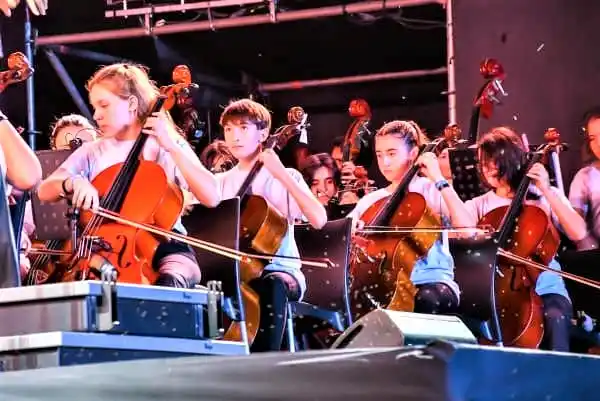 La Orquesta-Escuela de Chascomús interpreta el Himno Nacional en el festejo más federal del Día de la Independencia