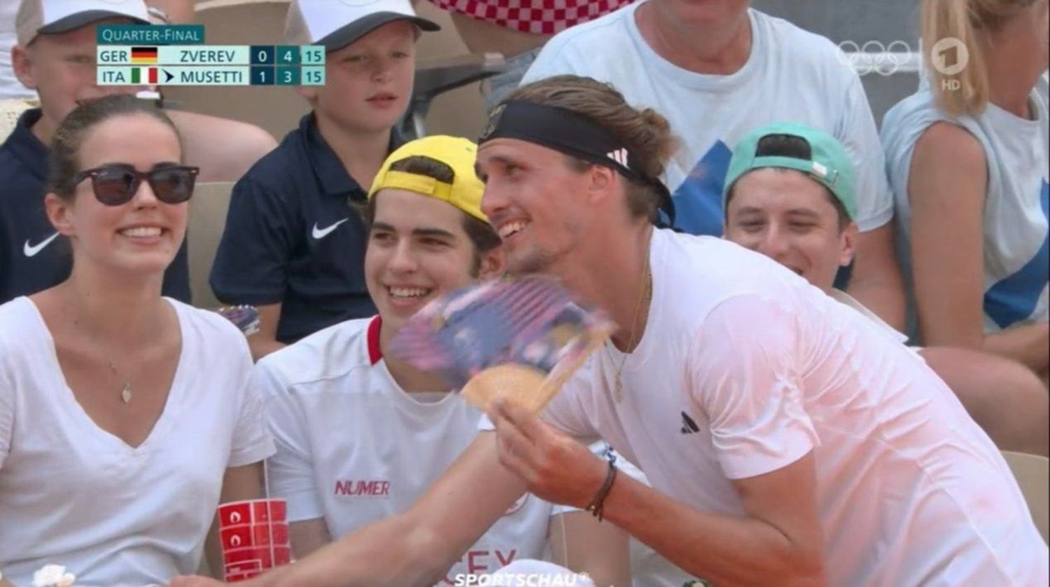 Calor extremo en París: ¡Zverev le pidió un abanico a una fanática!