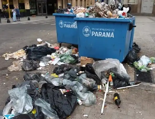Por el paro de recolectores los contenedores desbordaron de basura