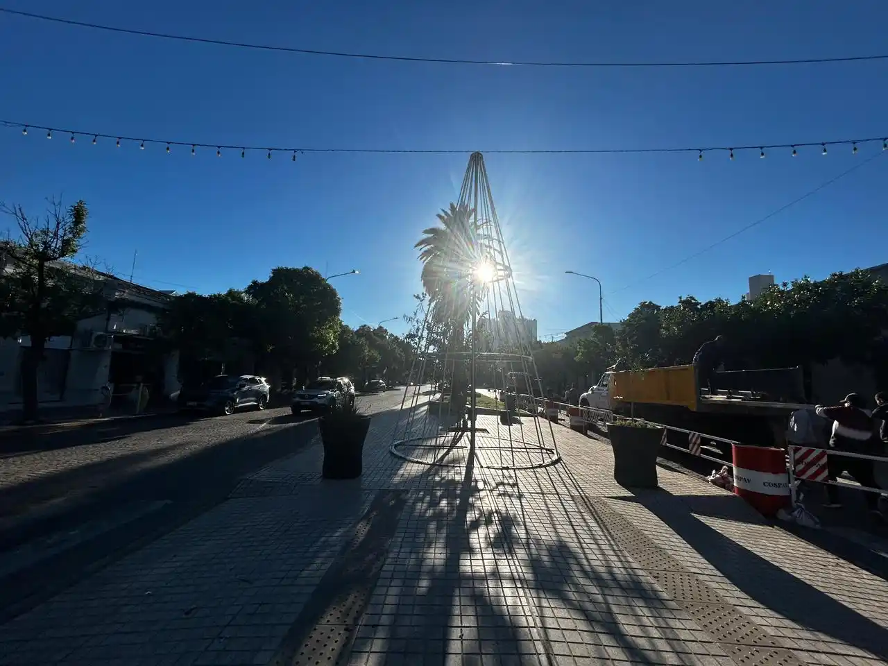 Cielo totalmente despejado en la ciudad, cuando el centro empieza a vestirse para la Navidad