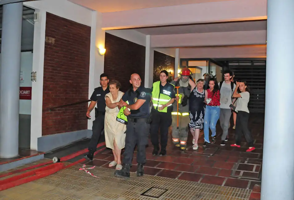 Un incendio en un departamento en San Martín  al 400 provocó pánico 