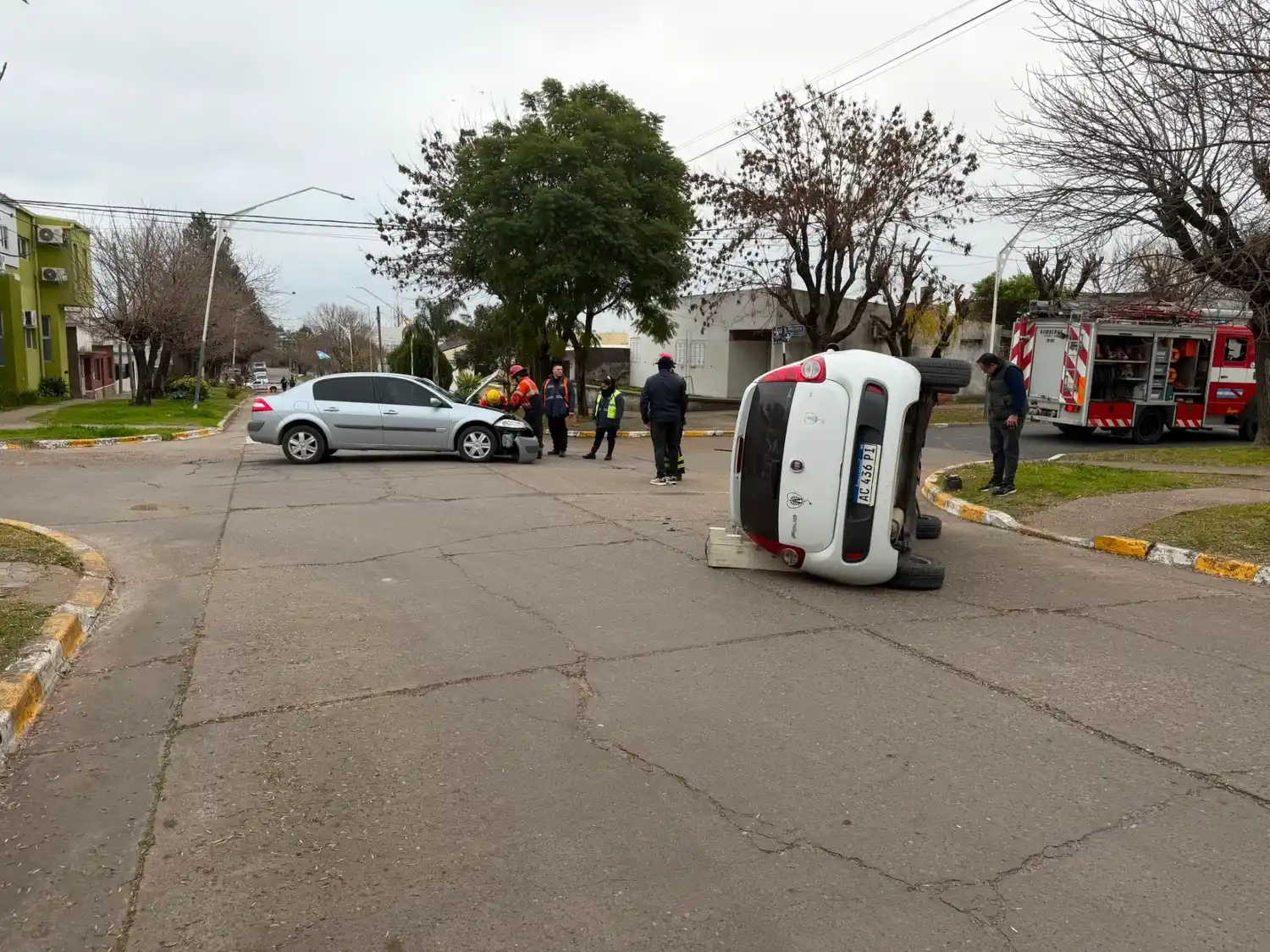 Un auto volcó tras un choque en la esquina de French y Urquiza