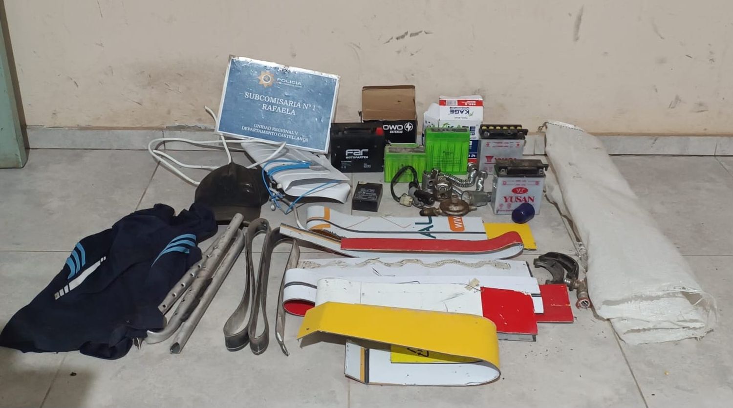 Escapó de la policía descartando una bolsa de arpillera repleta de objetos sospechosos