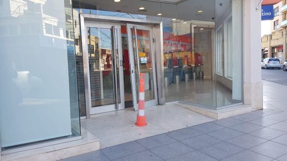 Daños en la puerta del banco Galicia: convocaron a Policía Científica para las pericias