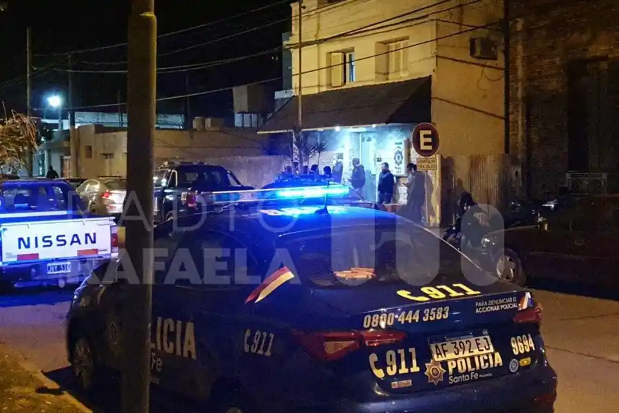 Jugadores, dirigentes y familiares en la Comisaría 1ª luego que sean detenidos parte del plantel del Negro