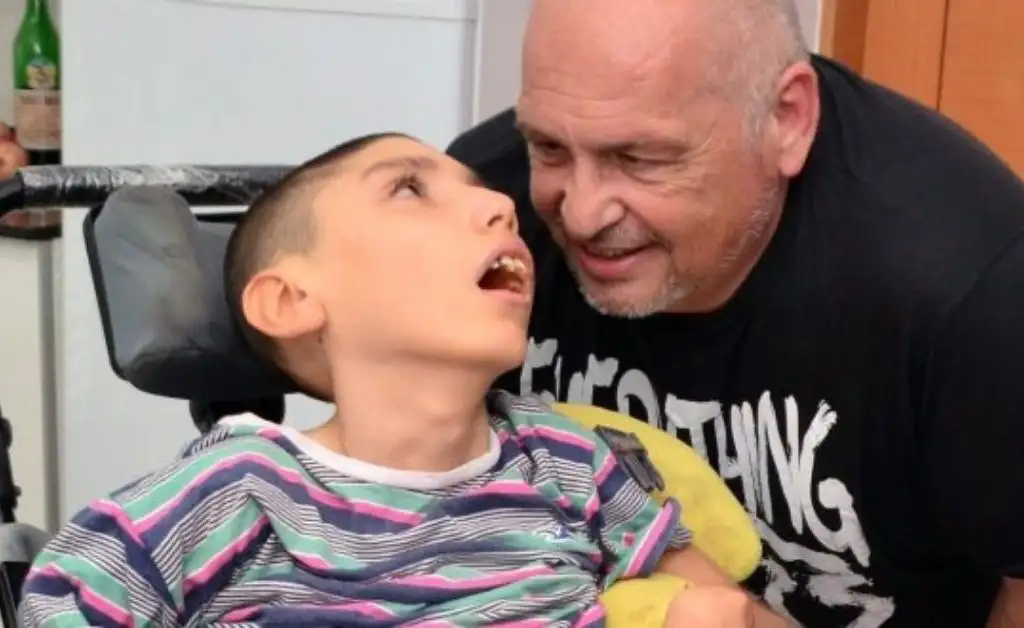 Supermercado infringe las normas y un niño con parálisis cerebral no tiene paz
