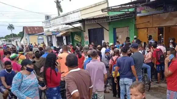 Protestan en Guasipati porque comerciantes no quieren recibir el billete de Bs. 50.000