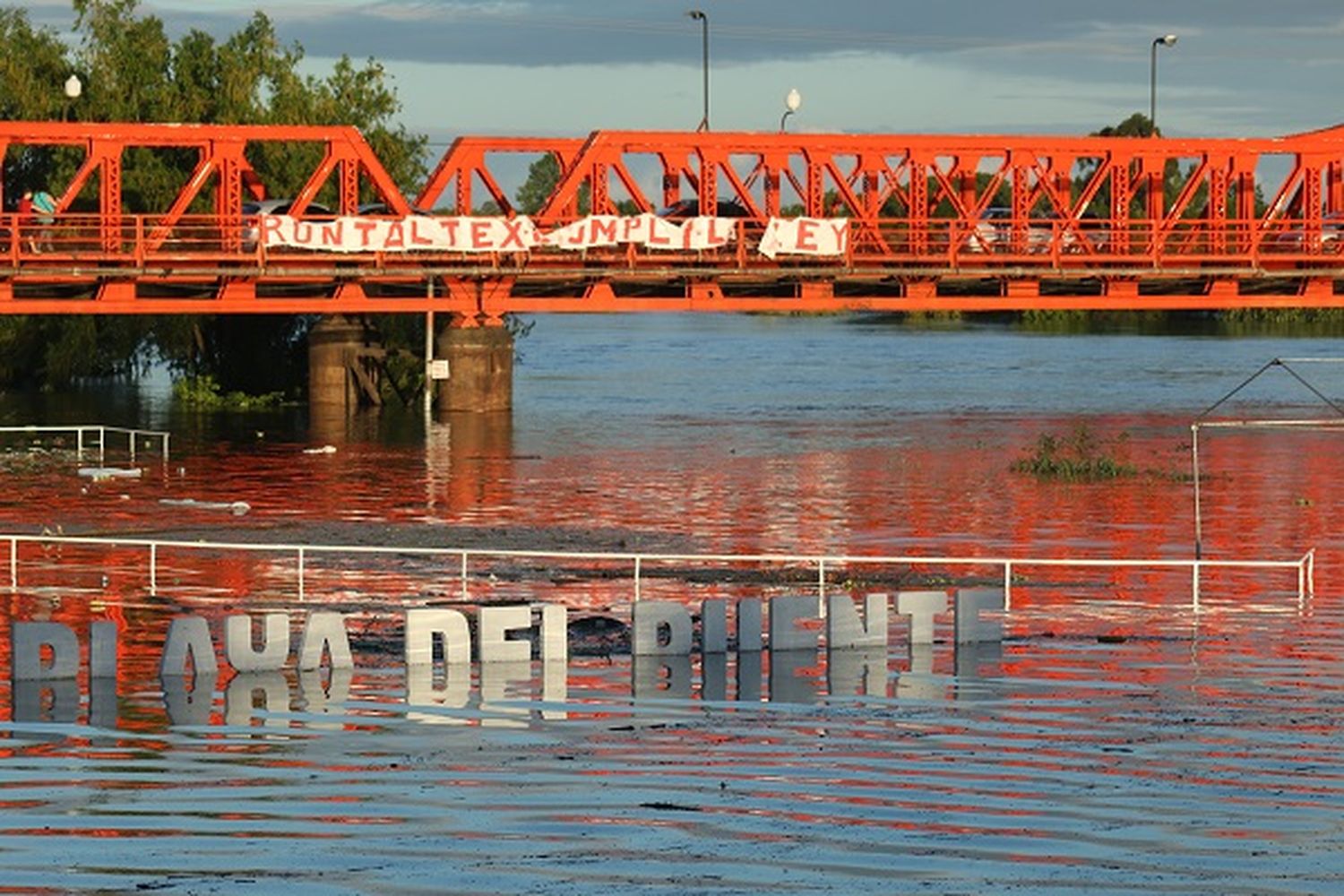 El río superó los 4.20 metros y en total suman 37 los evacuados