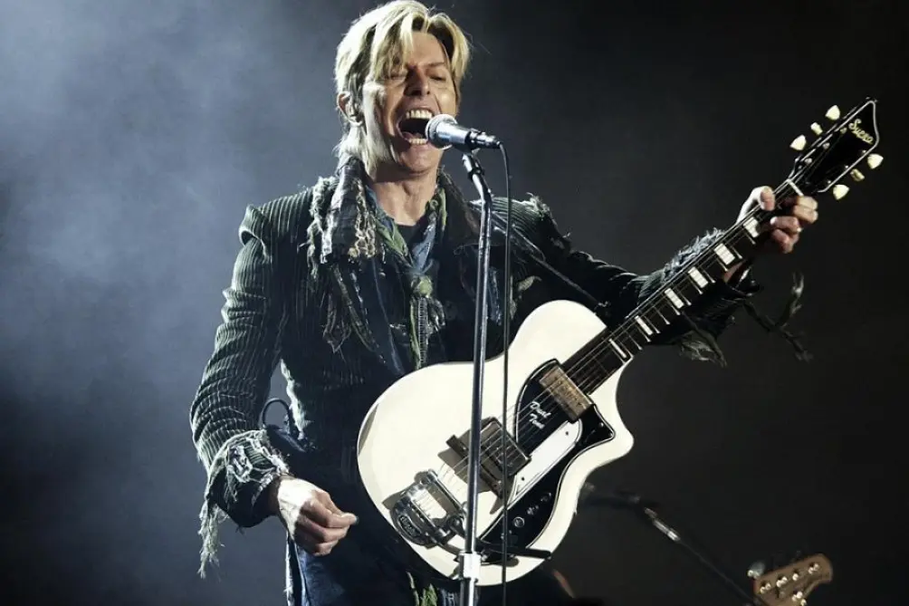 Subastan dos rollos de papel pintados por David Bowie
