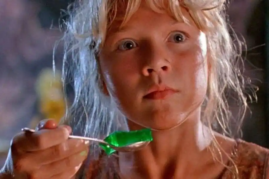 La niña de "Jurassic Park" recreó la escena de la gelatina y se volvió viral