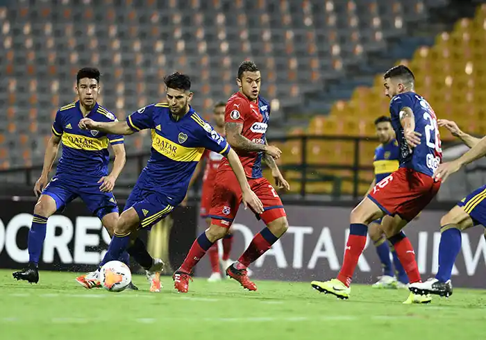 Boca pudo festejar en Medellín y lidera el grupo H
