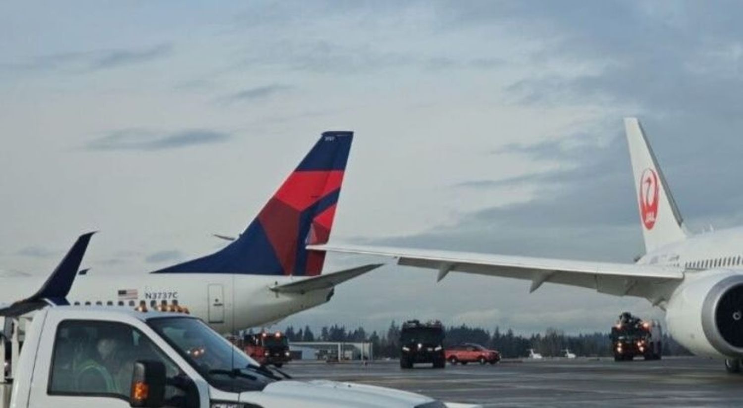 Avión de Japan Airlines colisiona con aeronave de Delta en el aeropuerto de Seattle