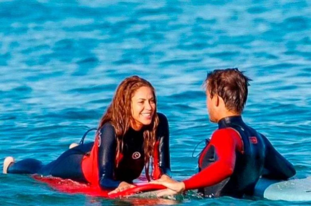 ¡Bomba! Fotografían a Shakira muy cariñosa con un instructor de surf