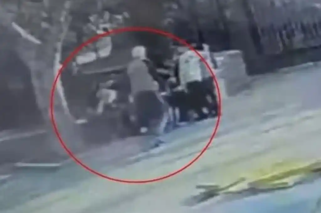 El hecho sucedió en una plaza de Valentín Alsina, en el partido de Lanús, ubicado en la zona sur del Gran Buenos Aires