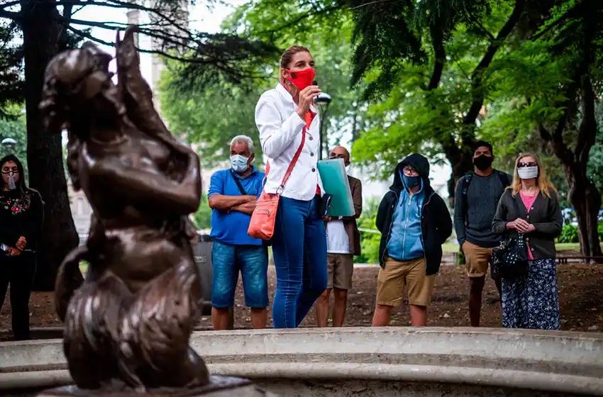 Continúan las visitas guiadas por plazas fundacionales y monumentos de Mar del Plata