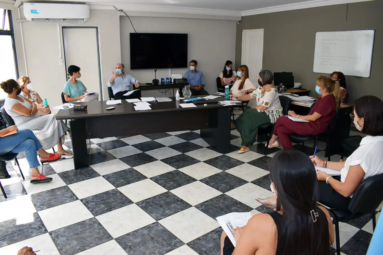 Comienzan a definir operativo de vacunación para mayores de 70 años