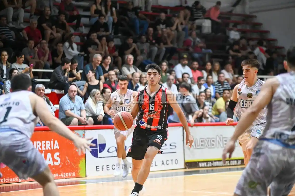 Alejo Zielinski fue titular ante la baja de Cristian Pérez y fue una de las figuras con 18 puntos (Crédito: MR Fotografía).