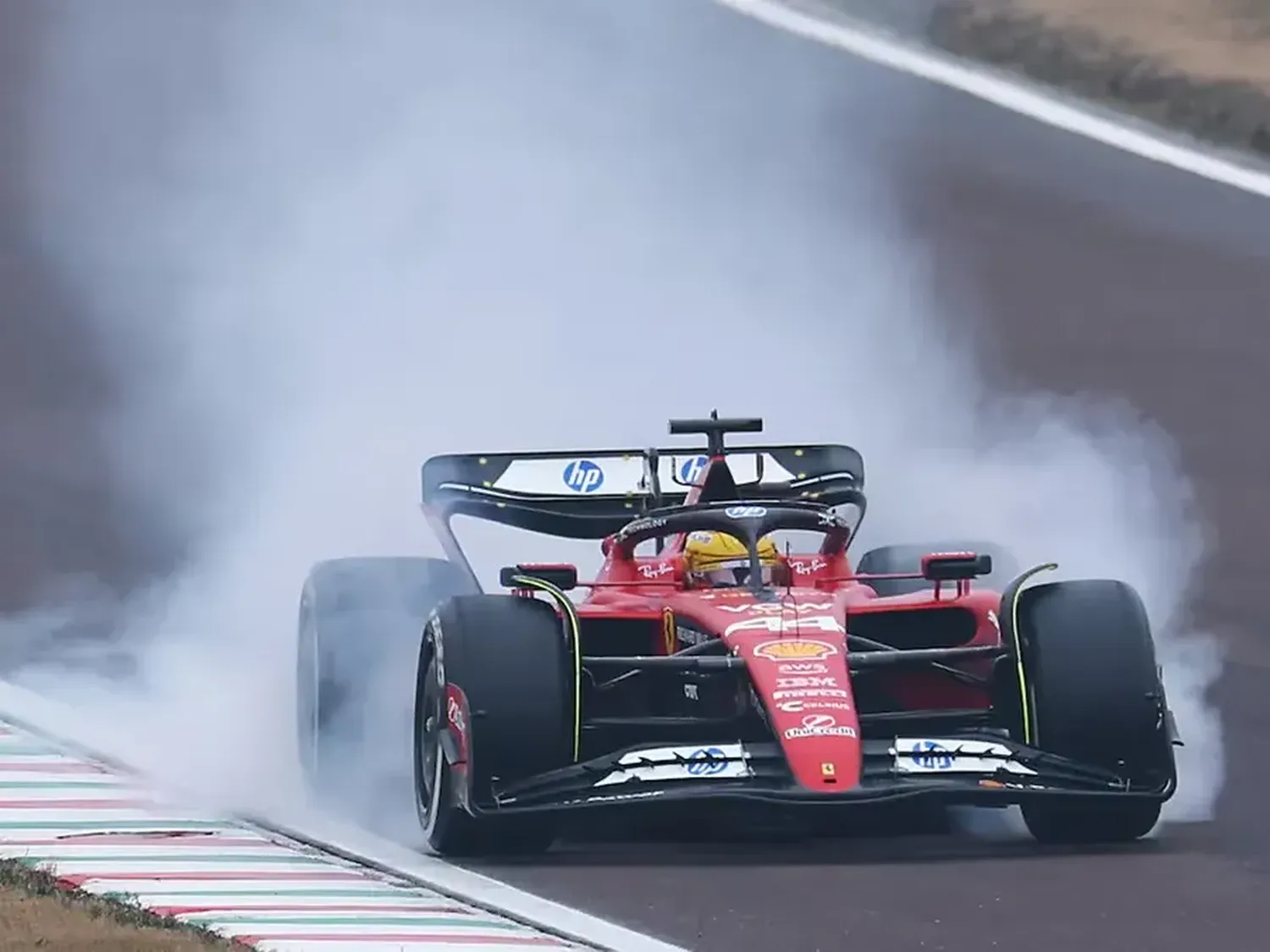 Lewis Hamilton chocó su Ferrari en una prueba de pretemporada