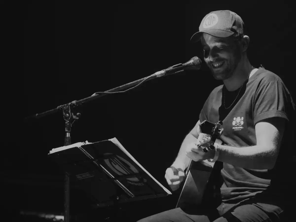 La propuesta será en formato acústico e íntimo, con el artista repasando de manera completa el álbum, un trabajo que nació durante un período de pausa creativa de Científicos del Palo.