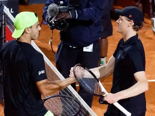 Fran jugó en alto nivel pero cayó 7-6 (2) y 6-3 con el N1 del mundo, Sinner.