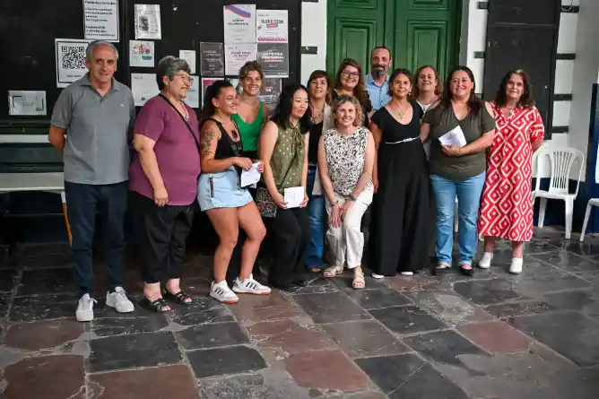 Javier Gastón entregó certificados de los cursos de formación laboral