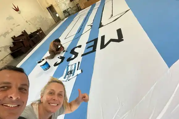 Serodino: crearon una enorme camiseta de Messi y la llevaron en helicóptero a Rosario