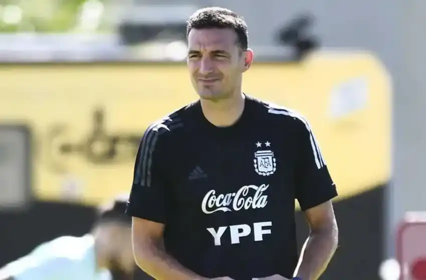 Comienza la recta final: Scaloni recortó la lista de convocados y viajó a Qatar con Armani