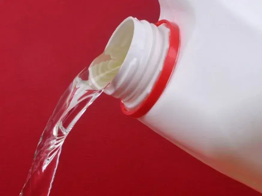 La medida comprende todos los lotes de la “Agua Lavandina, marca 656 Profesional”.