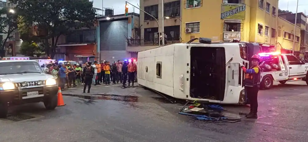 ¡UNA MENOR DE EDAD MURIÓ! Choque entre camionetas por puesto y una patrulla policial en avenida Baralt de Caracas este  #24Ene