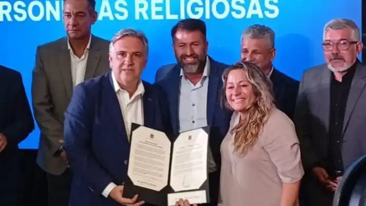 Los referentes de el ministerio El Puerto reciben por parte del gobernador Llaryora la personería jurídica.