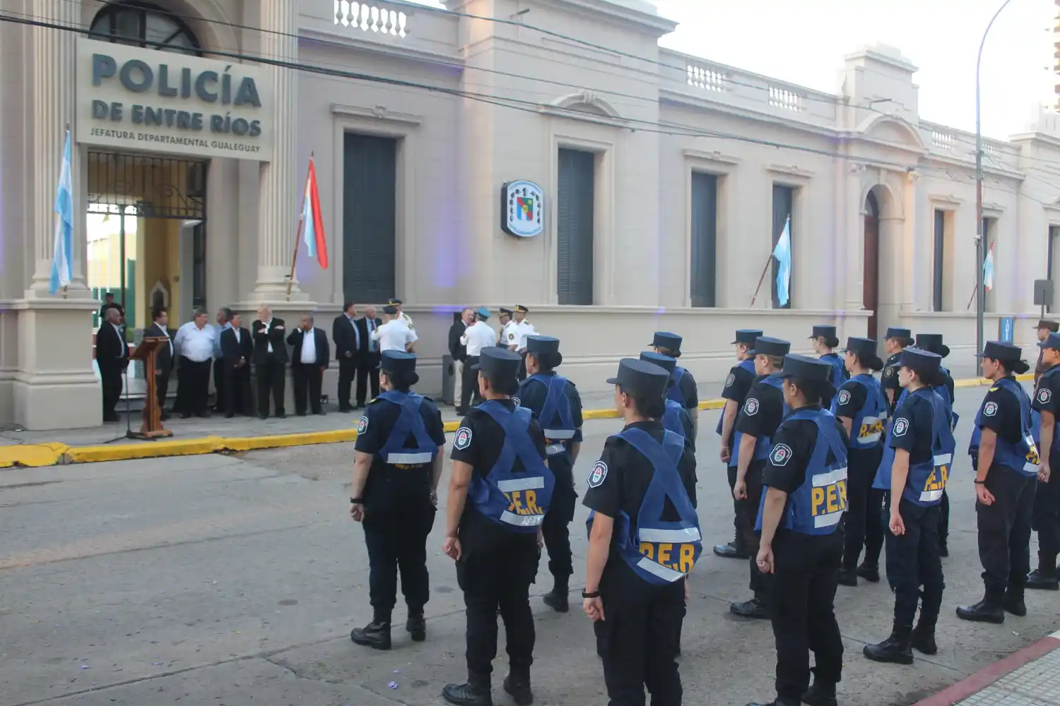 El acto se realizó frente a la sede policial.