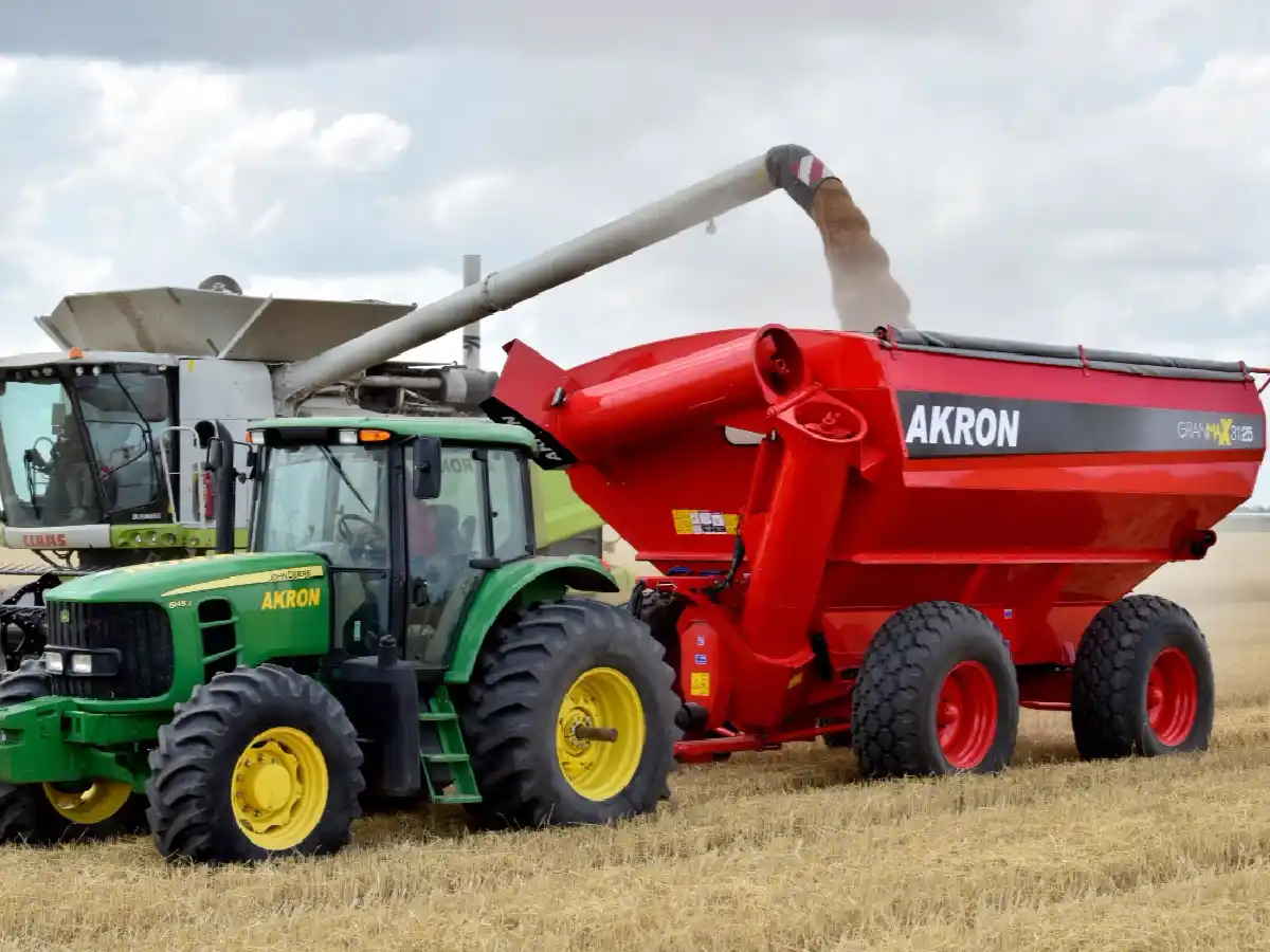Nuevos fierros y planes de financiación, las cartas fuertes de Akron en Expoagro 