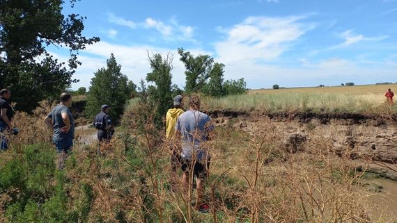 Continúa la búsqueda del niño que cayó a un curso de agua en Tres Arroyos