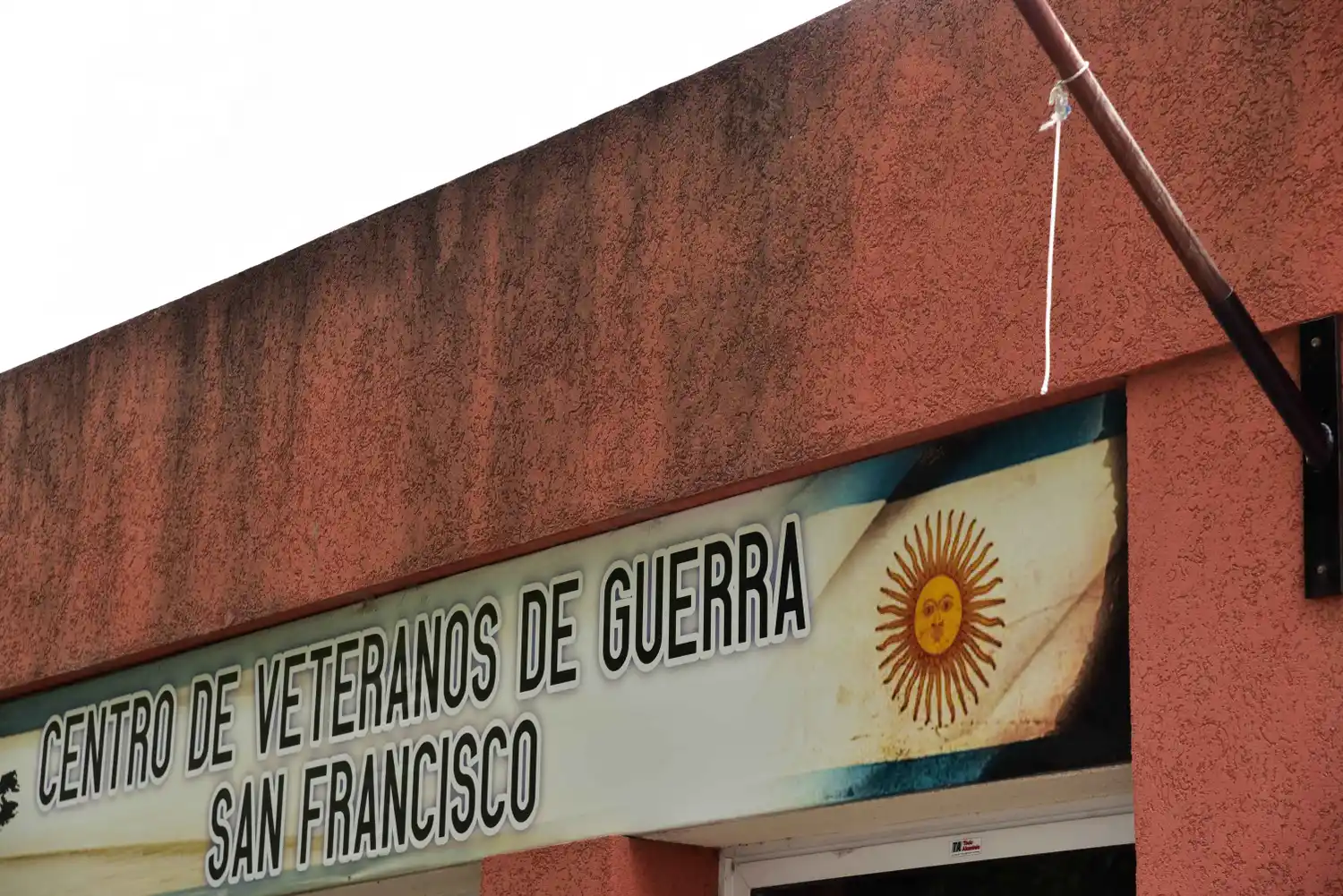 En el mástil ubicado al frente de la sede de los veteranos se ven los vestigios de la bandera que se llevaron