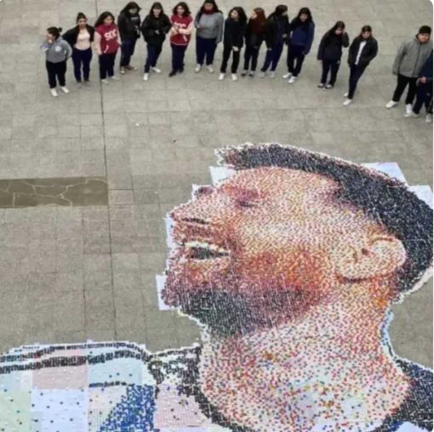 Alumnos de un colegio crearon un mosaico de Lionel Messi con más de 90 mil tapitas de plástico