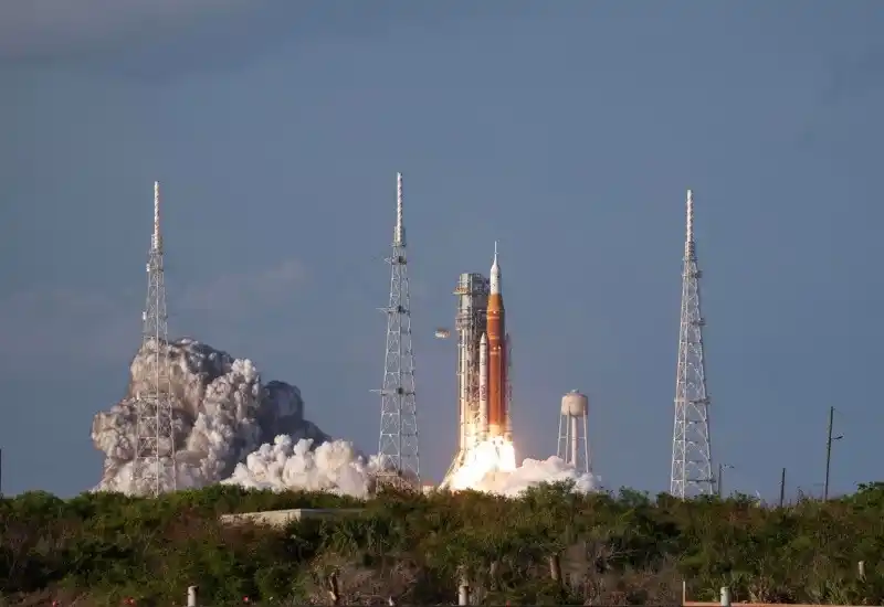 Misión Artemis II: los cuatro astronautas realizaron el clásico saludo antes de abordar el cohete