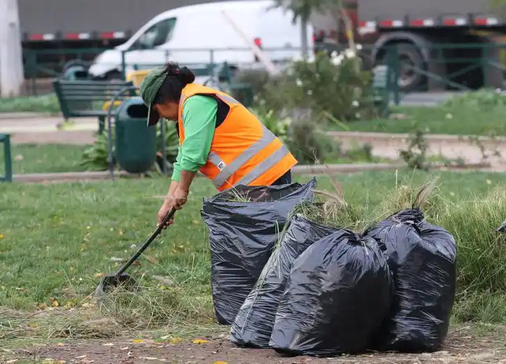 Berisso: Cagliardi quitó las horas extras y  los recolectores de residuos protestan con una curiosa medida de fuerza