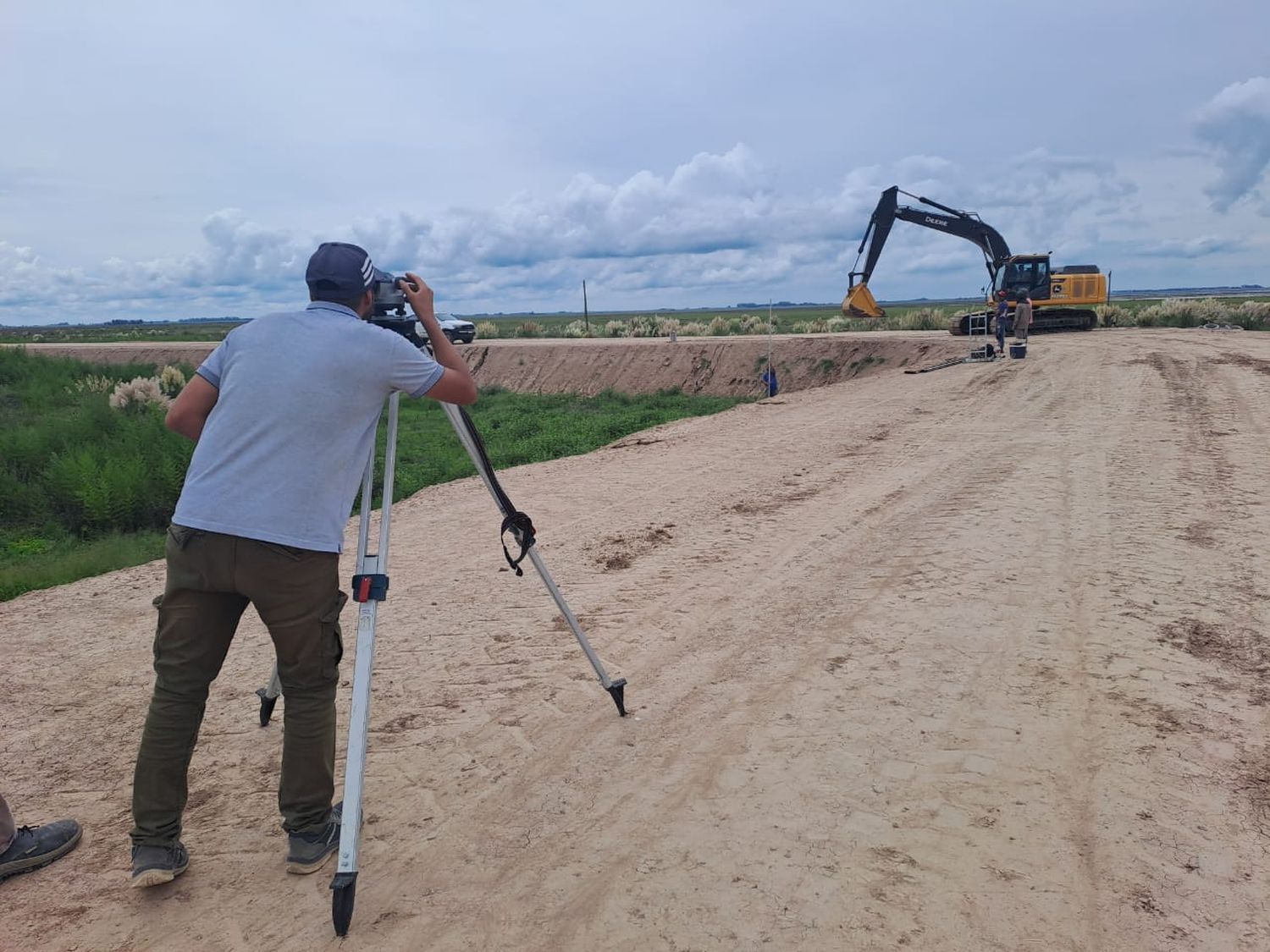 La provincia construye la obra de defensa en la laguna de Melincué