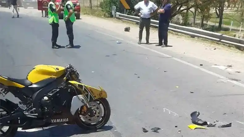 Un joven que iba con donaciones para los bomberos de Gualeguay, chocó en su moto y murió