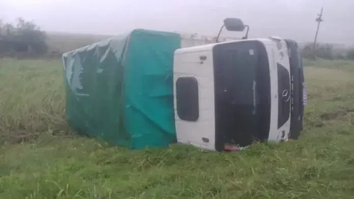 En plena tormenta, volcó un camión en Ruta 12 en Entre Ríos