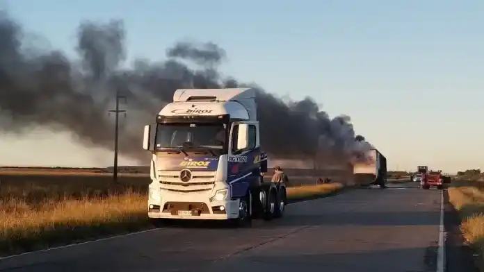 Un acoplado ardió en llamas en ruta de Entre Ríos