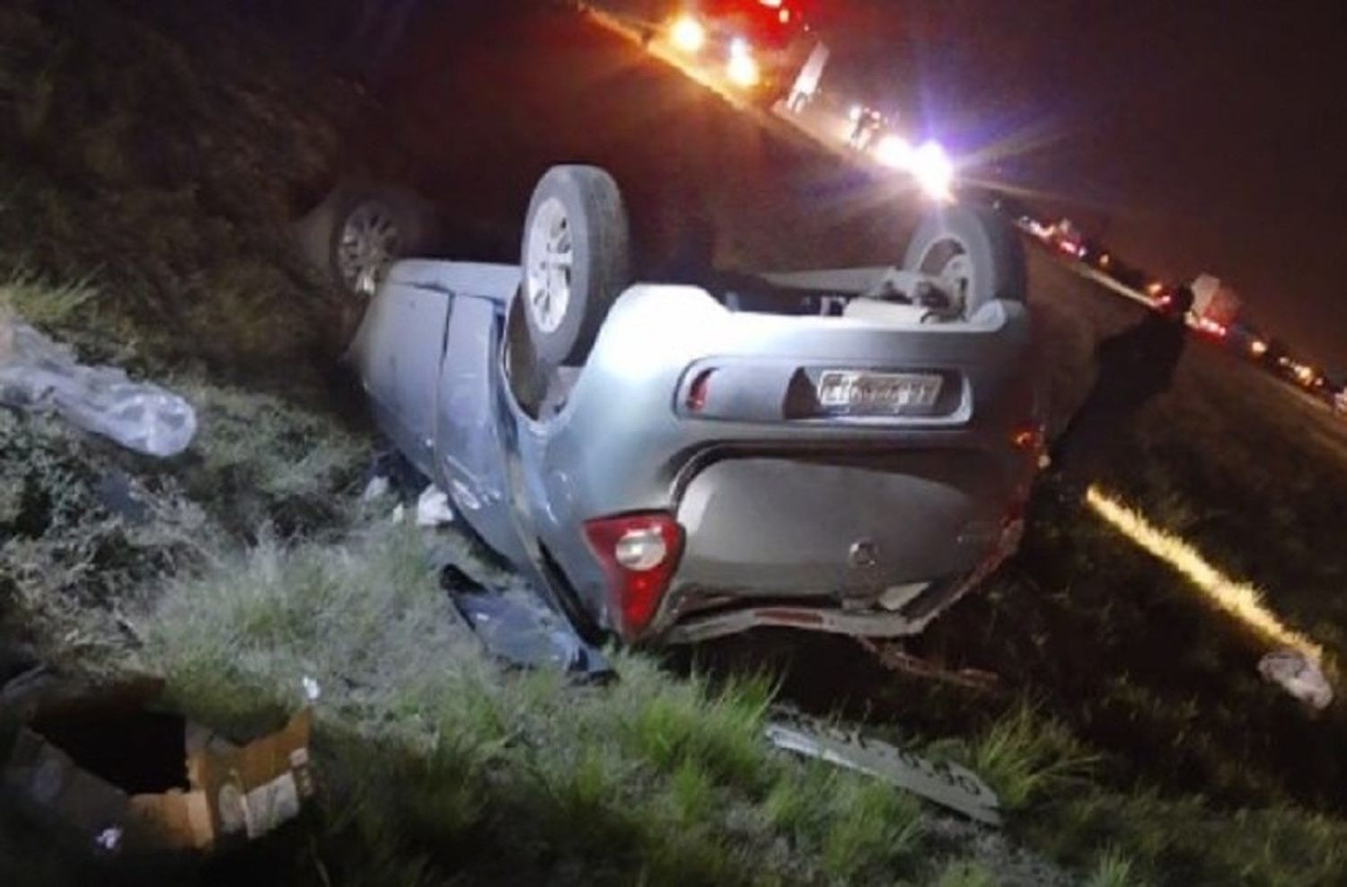 Espectacular vuelco en la Autopista Rosario-Córdoba: perdió el control del auto y terminó en el cantero central