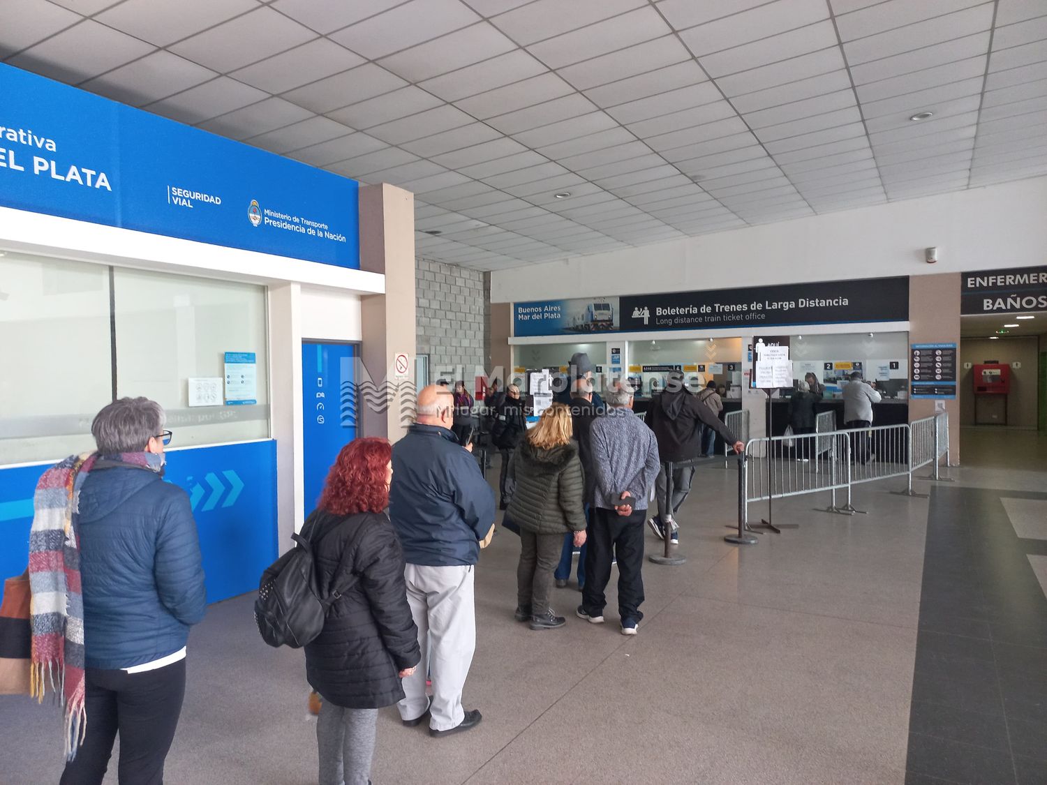 Larga fila en la estación de tren por la venta de pasajes de septiembre