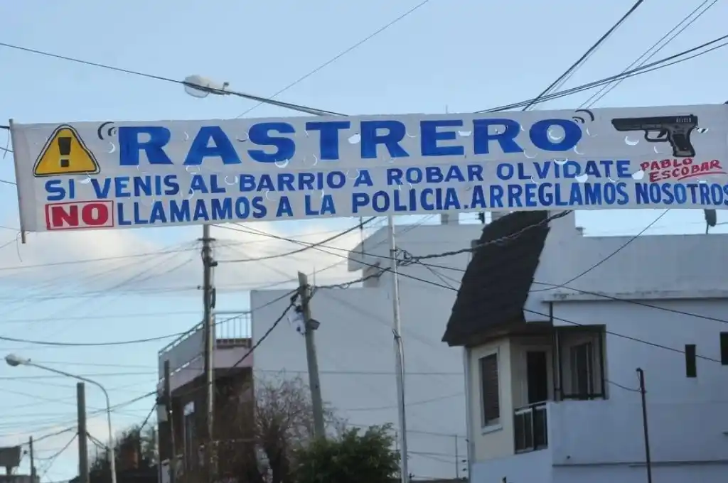 Vecinos de Isidro Casanova colgaron un cartel cansados de los robos